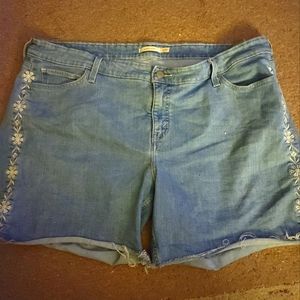 Levi embroidery shorts